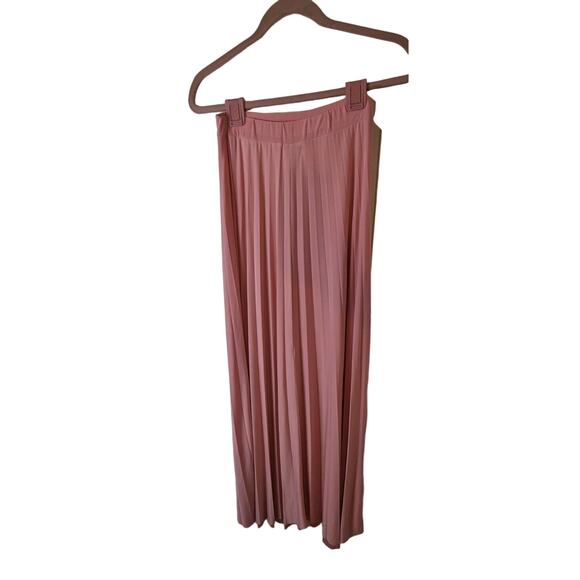 Boohoo Women's US 8 Pink Off Shoulder Maxi Dress Pleated Flowy Made in UK - Picture 3 of 16